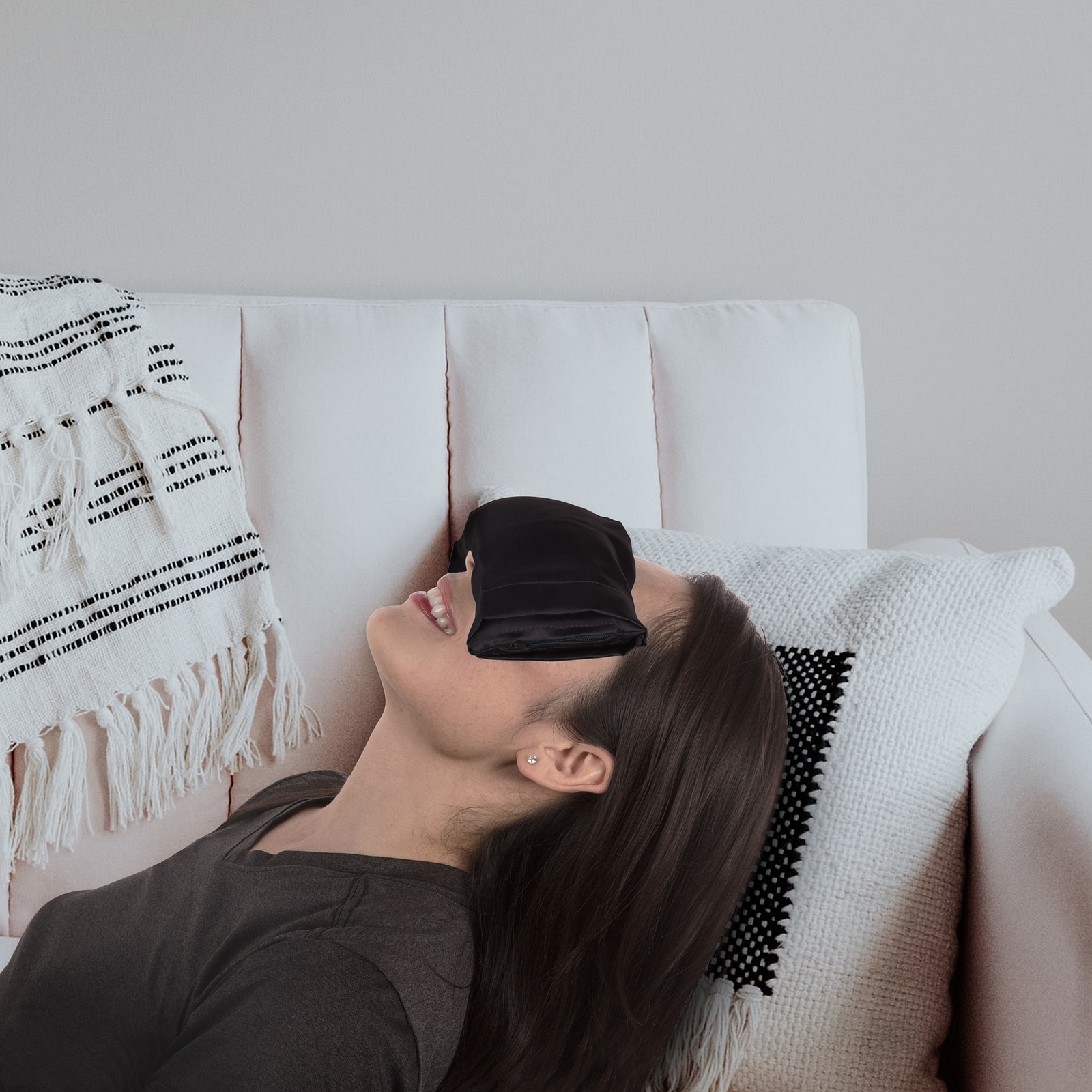 Holistic Alchemy therapeutisch oogkussen op het gezicht van een vrouw