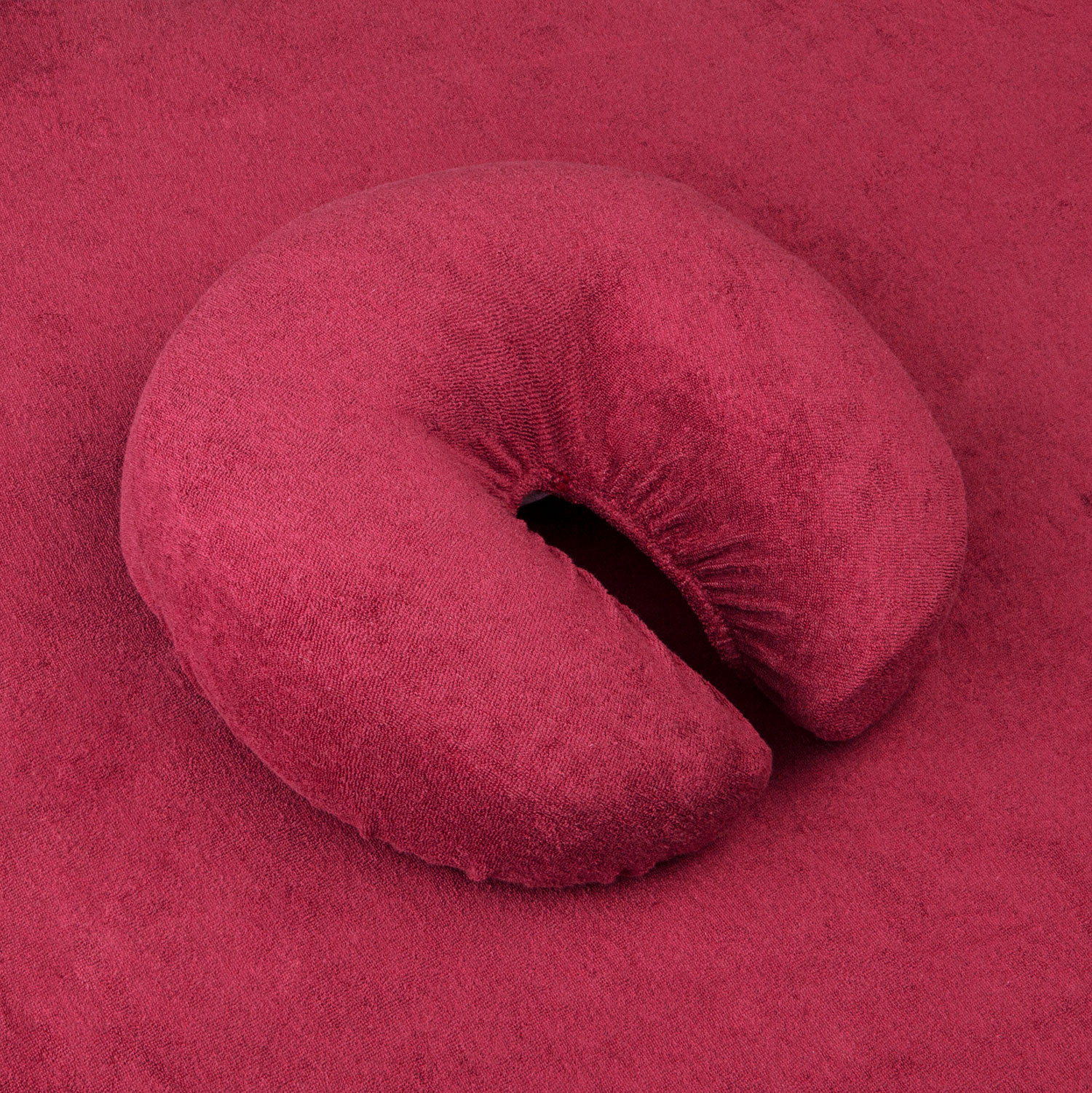 Frottee-Erweiterungsset – WellTouch Bordeaux Kopfkissen auf dem Tisch